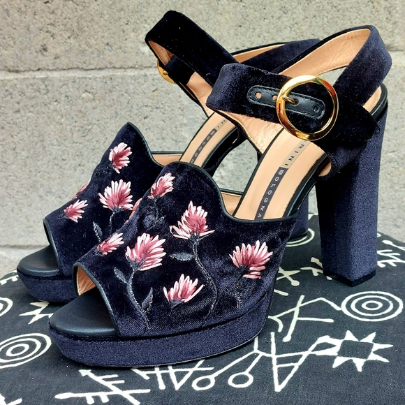Elegant Black Embroidered Heels - Picture 3 of 15